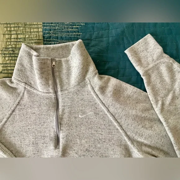 Super cute and functional grey 🩶 Nike sweater - Picture 3 of 6